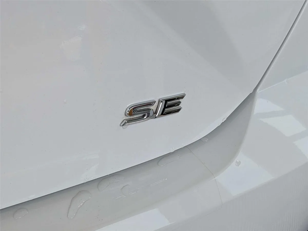 2025 Toyota Camry SE thumbnail 7