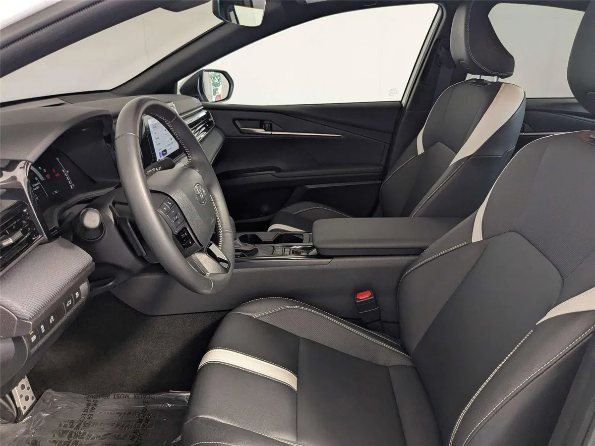 2025 Toyota Camry SE thumbnail 9