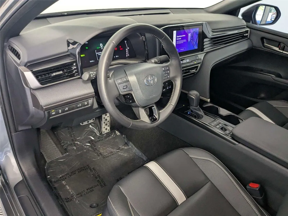2025 Toyota Camry SE thumbnail 10