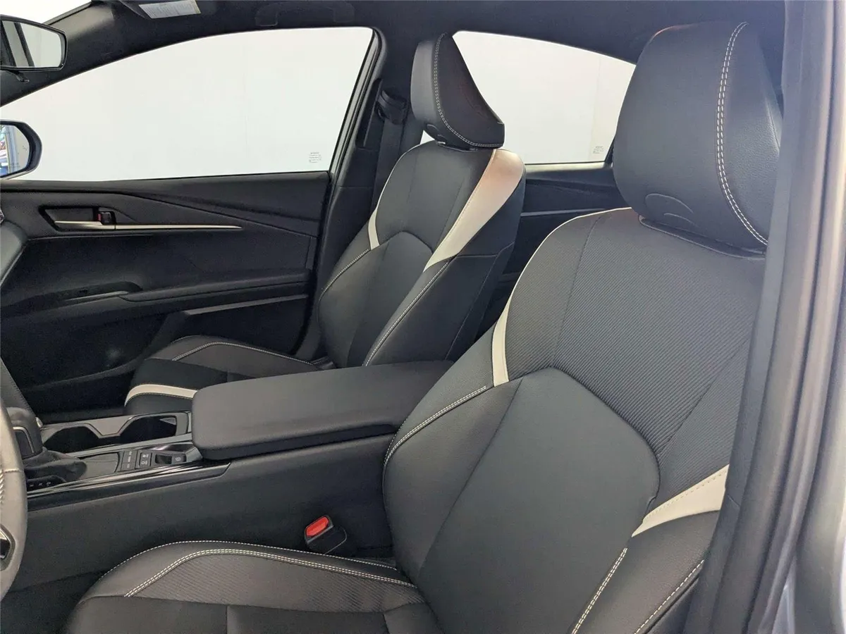 2025 Toyota Camry SE thumbnail 11
