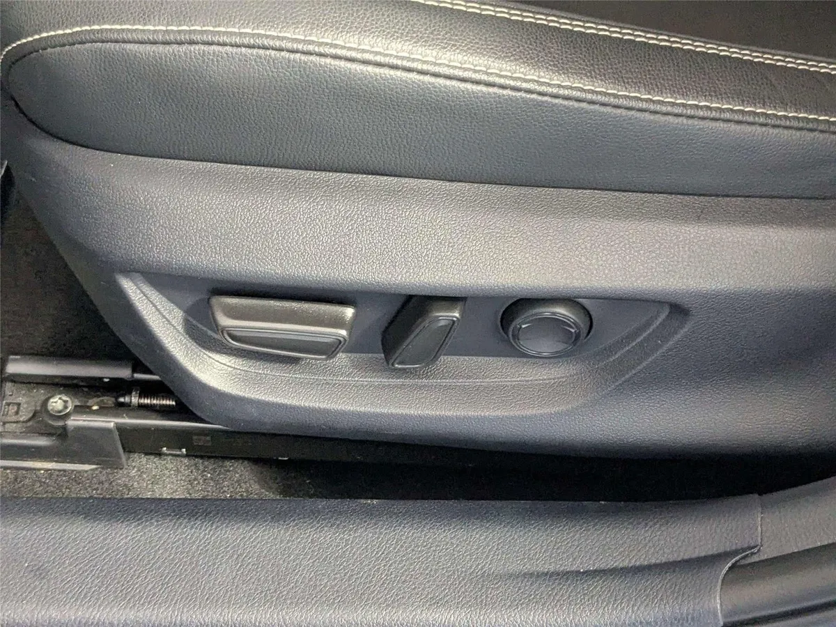 2025 Toyota Camry SE thumbnail 12