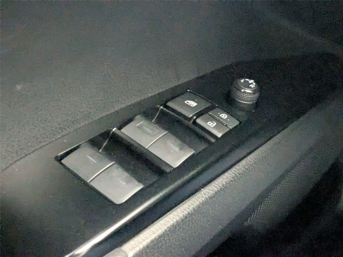 2025 Toyota Camry SE thumbnail 13