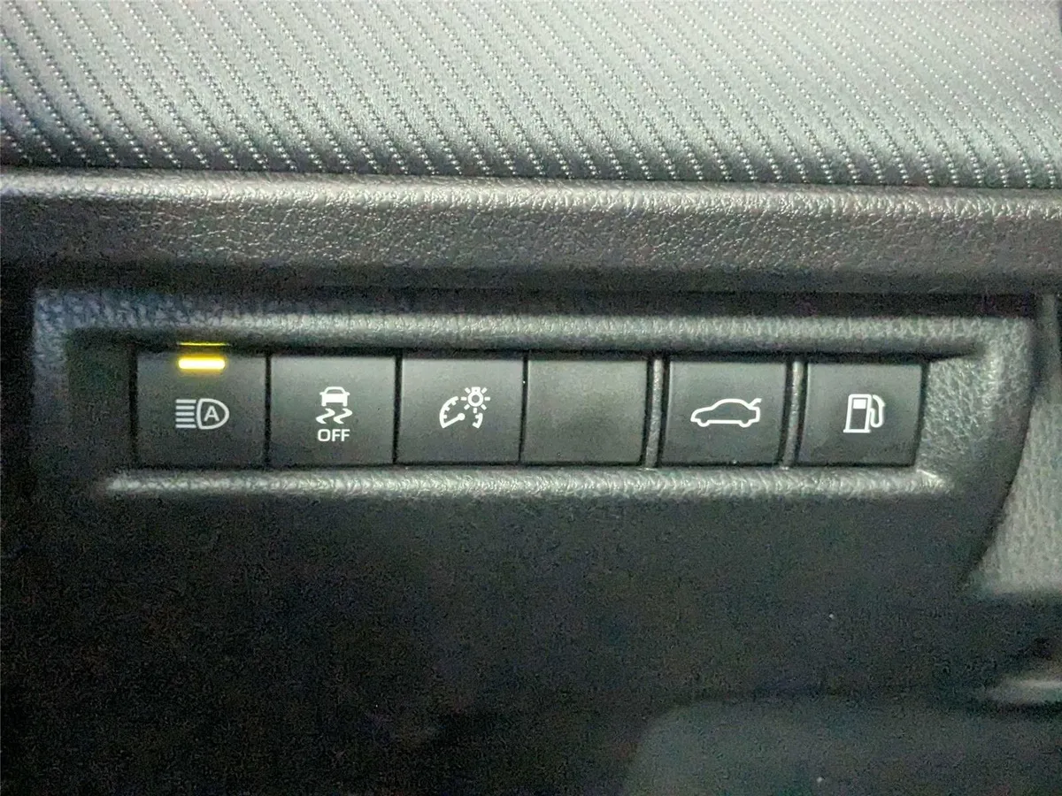 2025 Toyota Camry SE thumbnail 14