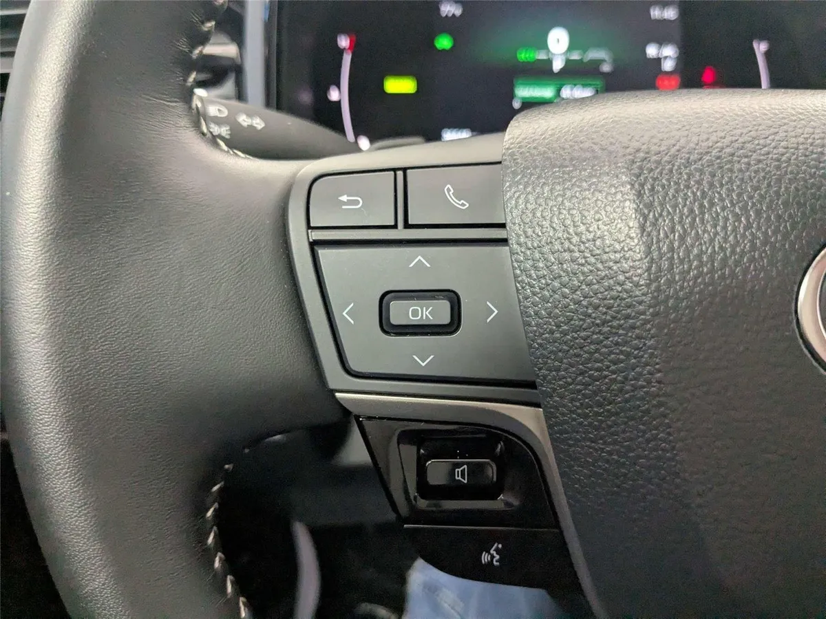 2025 Toyota Camry SE thumbnail 16