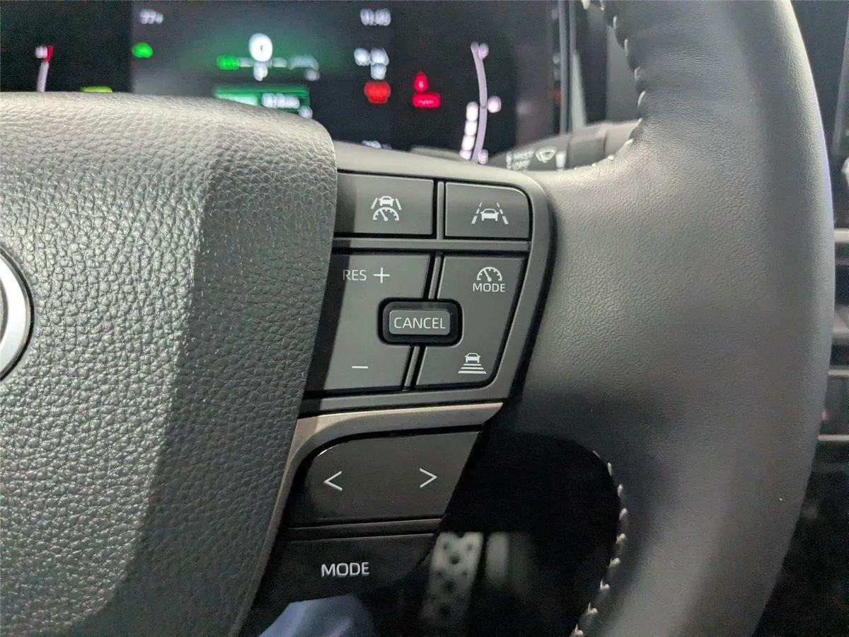 2025 Toyota Camry SE thumbnail 17