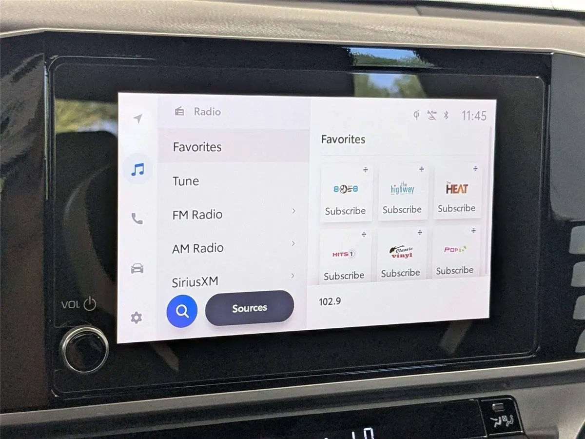 2025 Toyota Camry SE thumbnail 19
