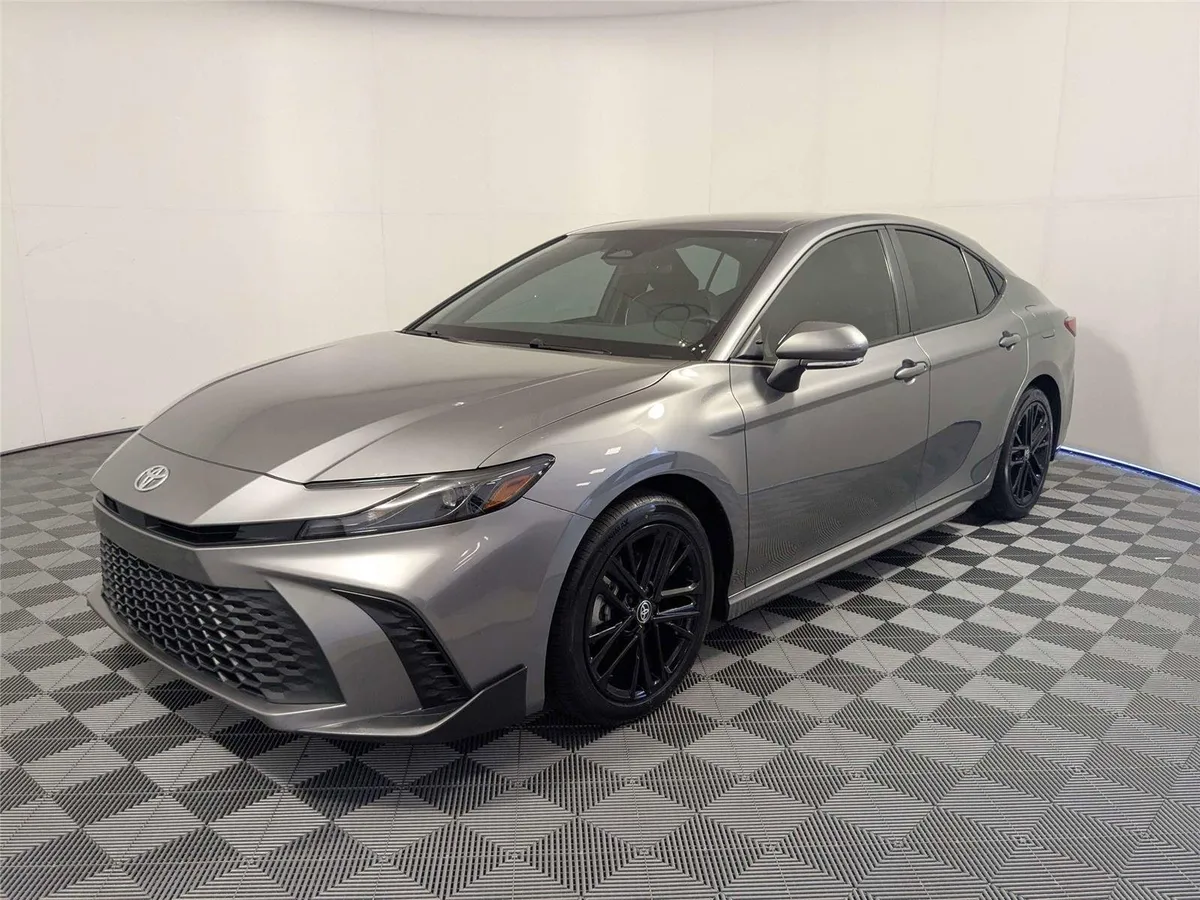 2025 Toyota Camry SE thumbnail 2