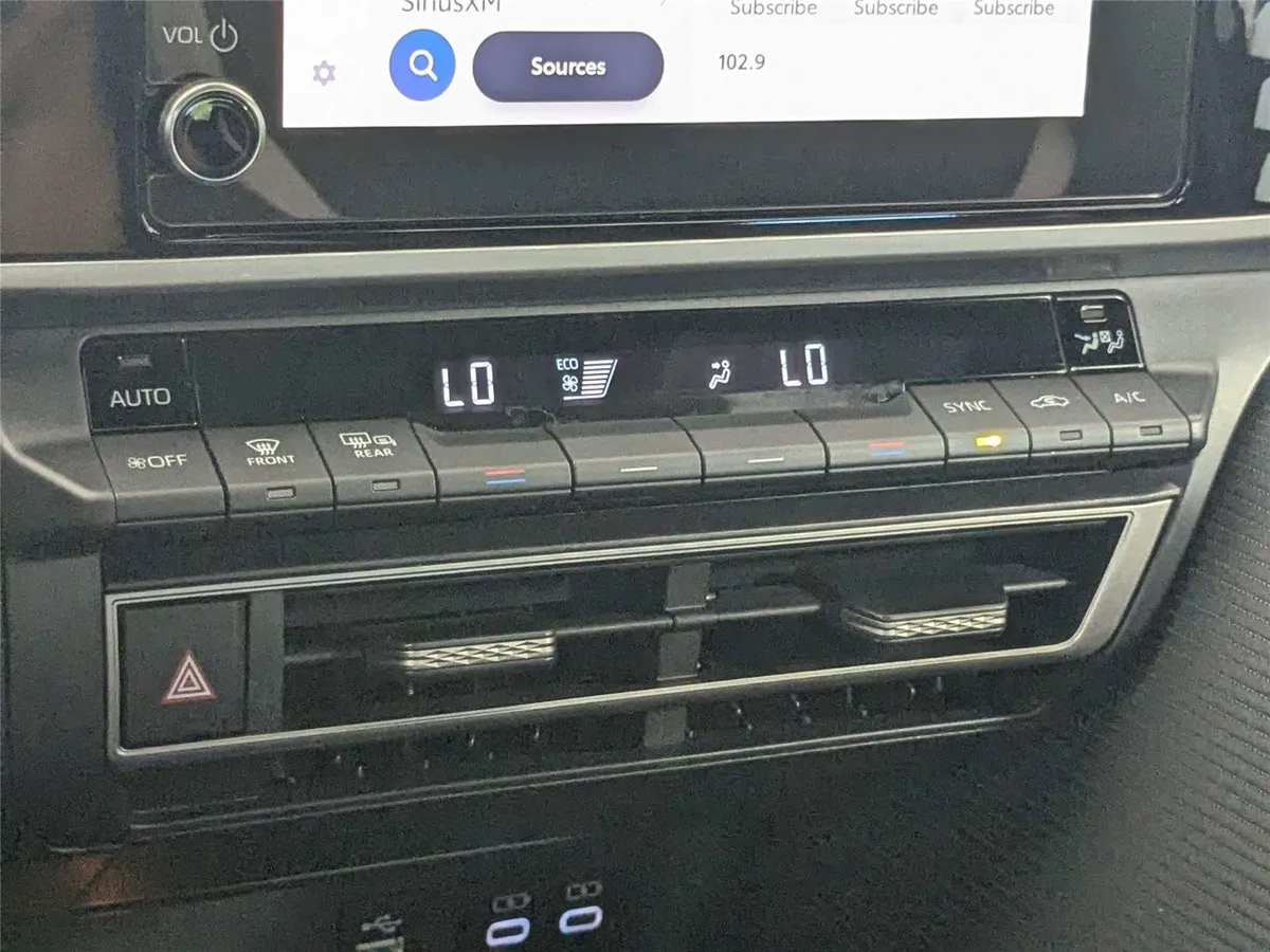 2025 Toyota Camry SE thumbnail 21