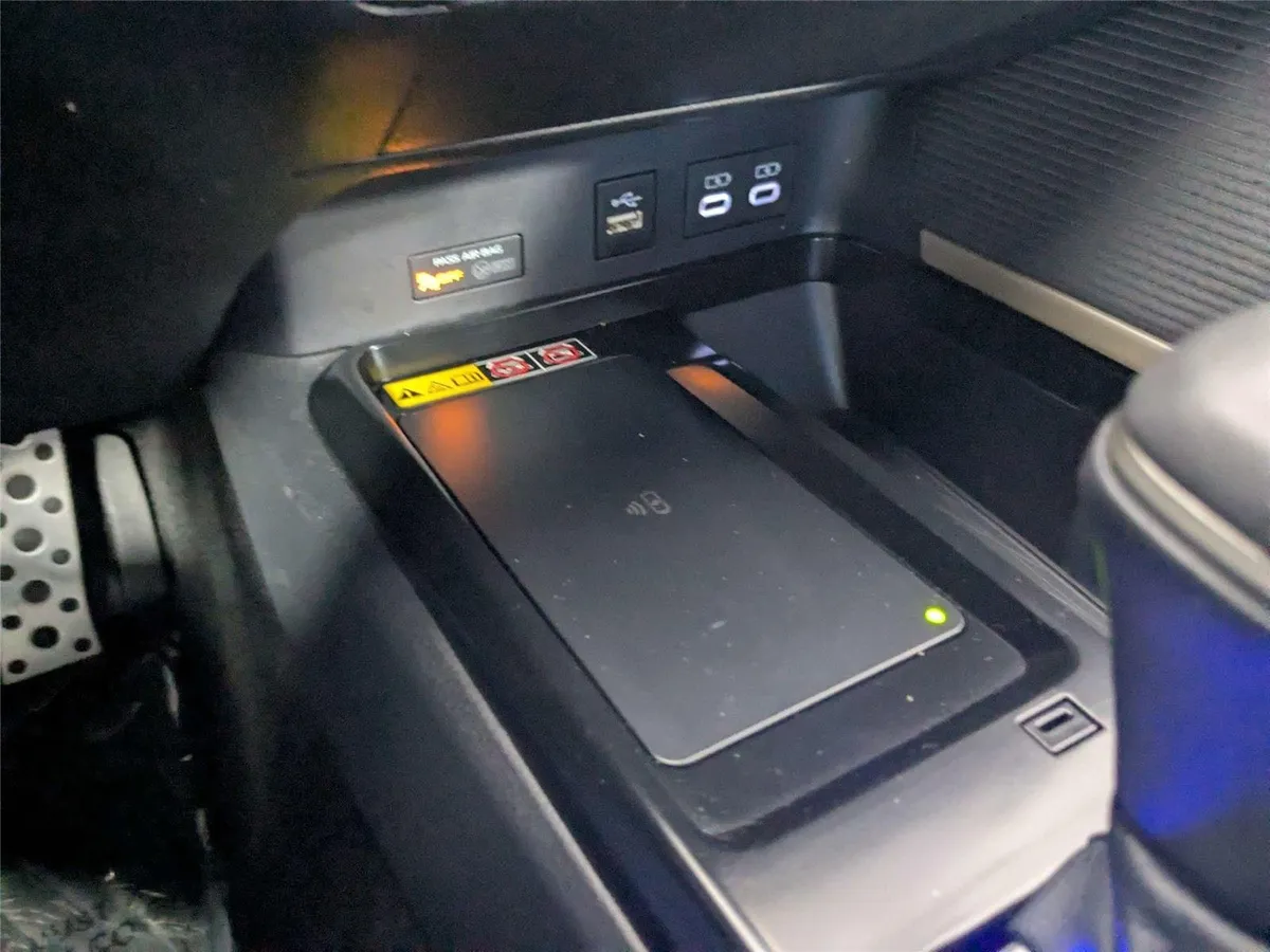 2025 Toyota Camry SE thumbnail 23