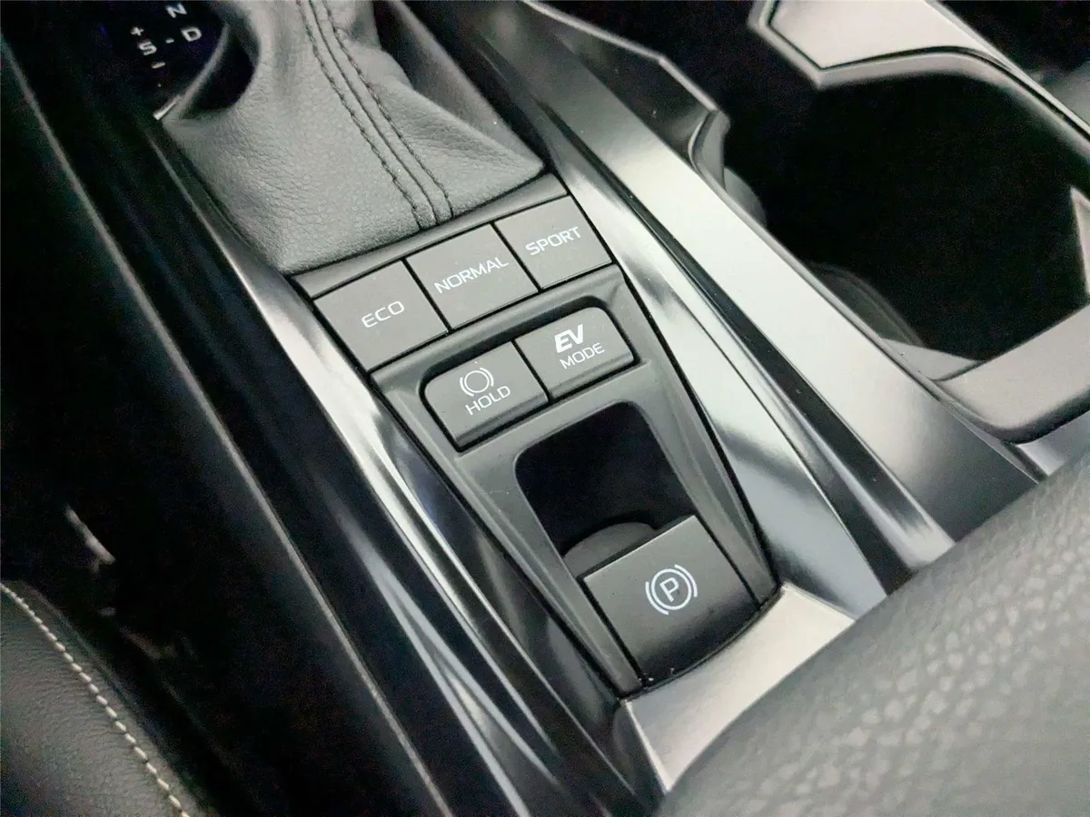 2025 Toyota Camry SE thumbnail 24