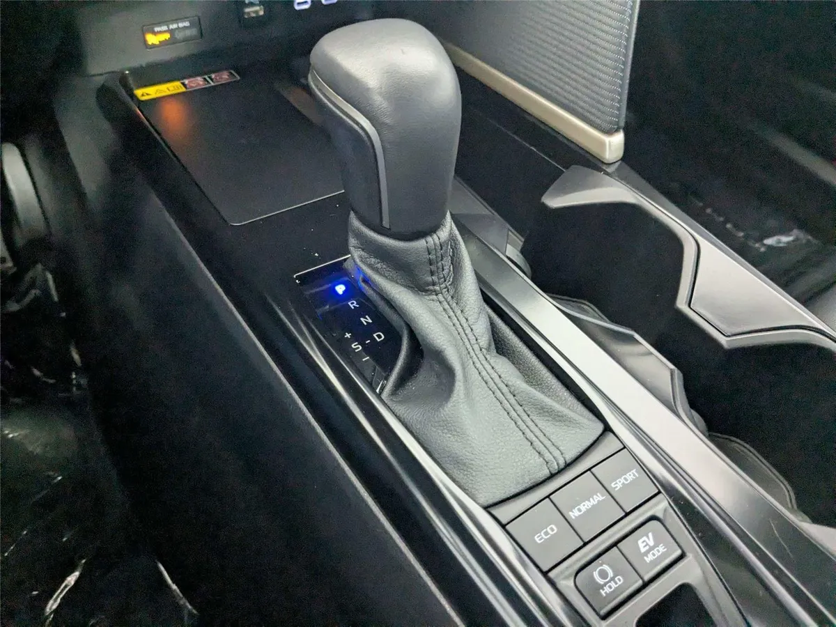 2025 Toyota Camry SE thumbnail 25