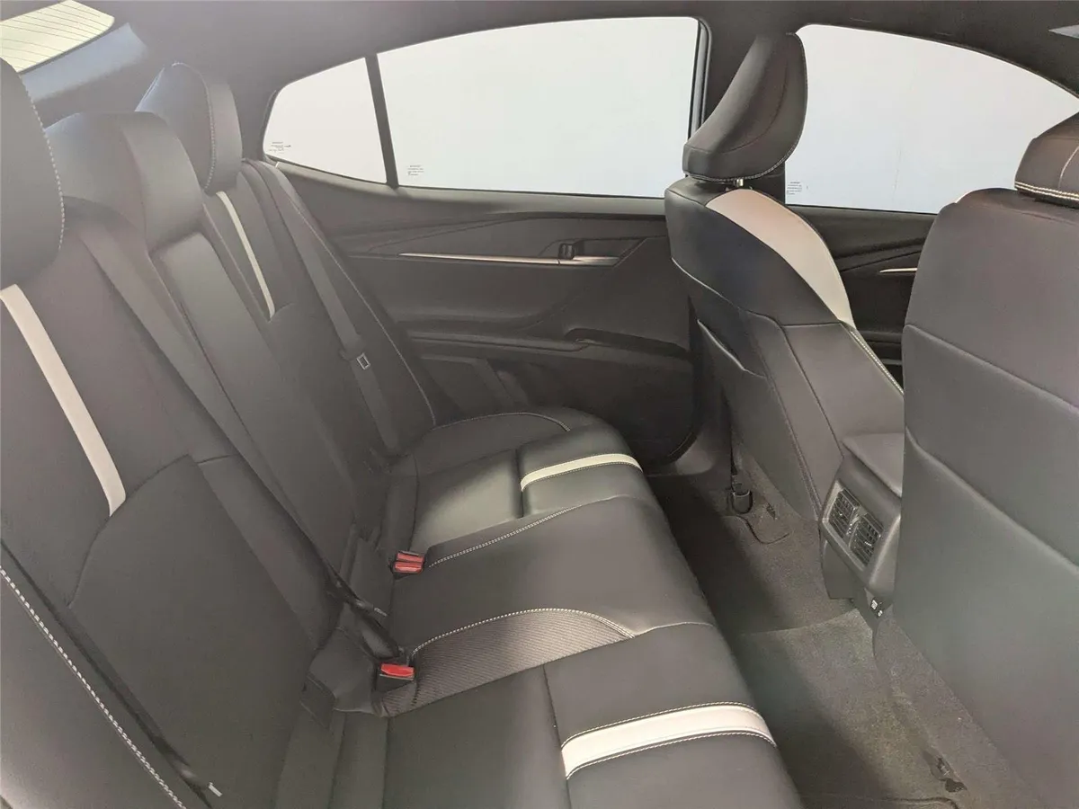 2025 Toyota Camry SE thumbnail 28