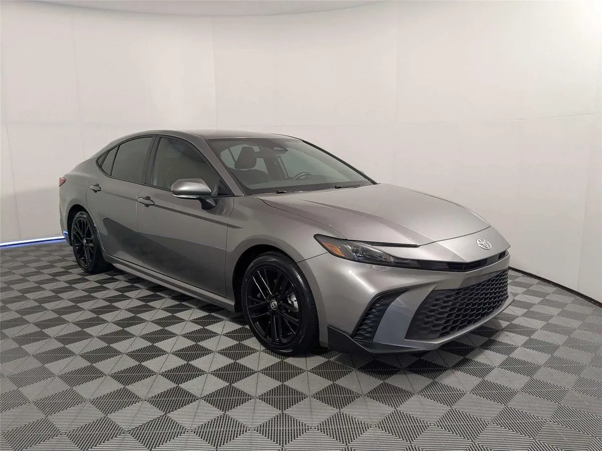 2025 Toyota Camry SE thumbnail 3