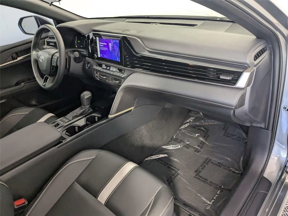 2025 Toyota Camry SE thumbnail 30