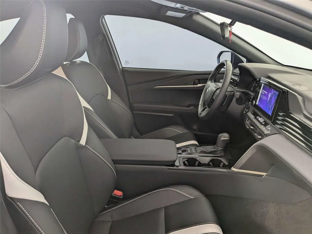 2025 Toyota Camry SE thumbnail 31