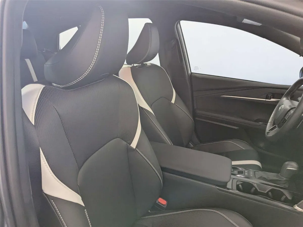 2025 Toyota Camry SE thumbnail 32