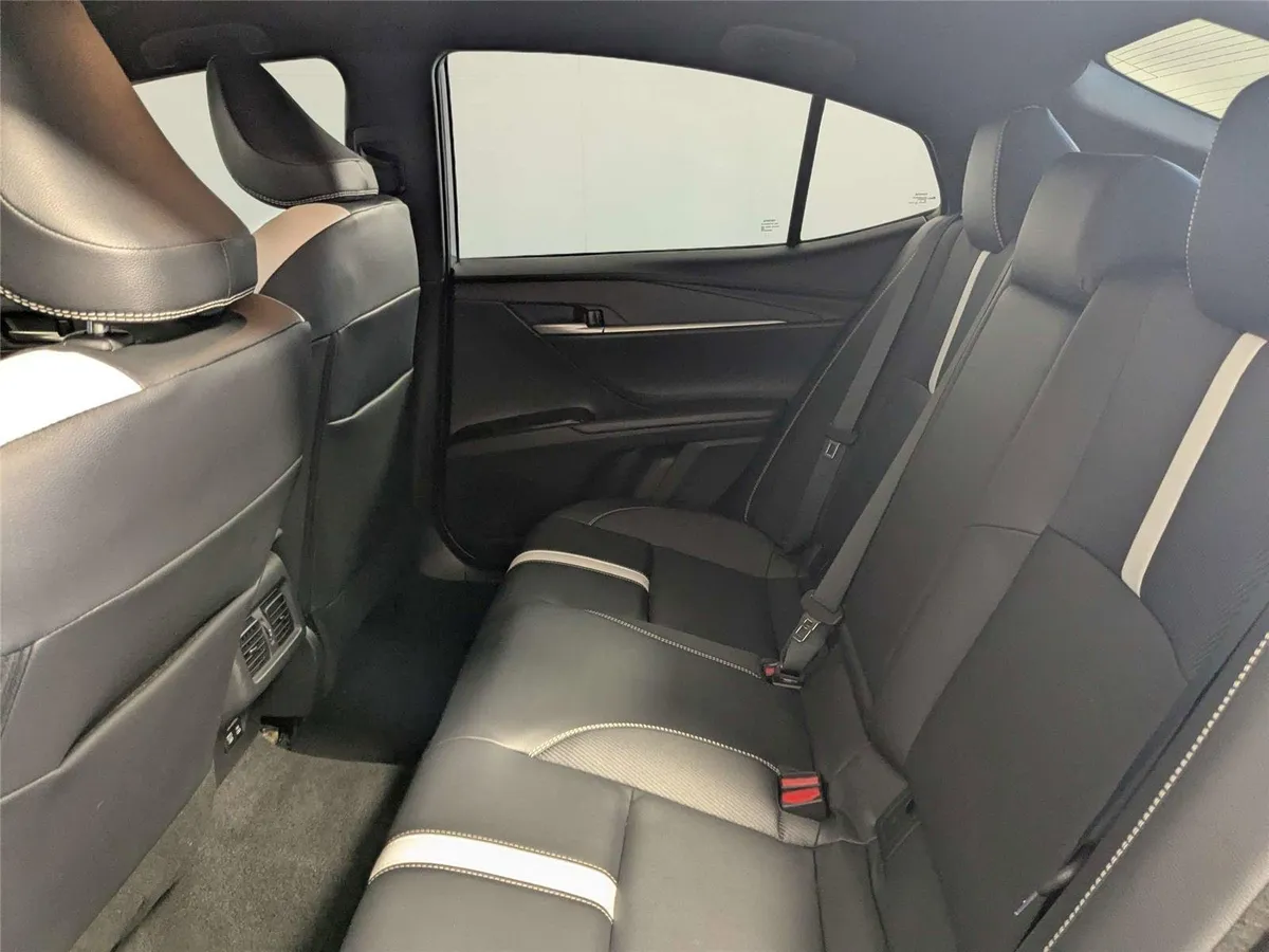 2025 Toyota Camry SE thumbnail 34