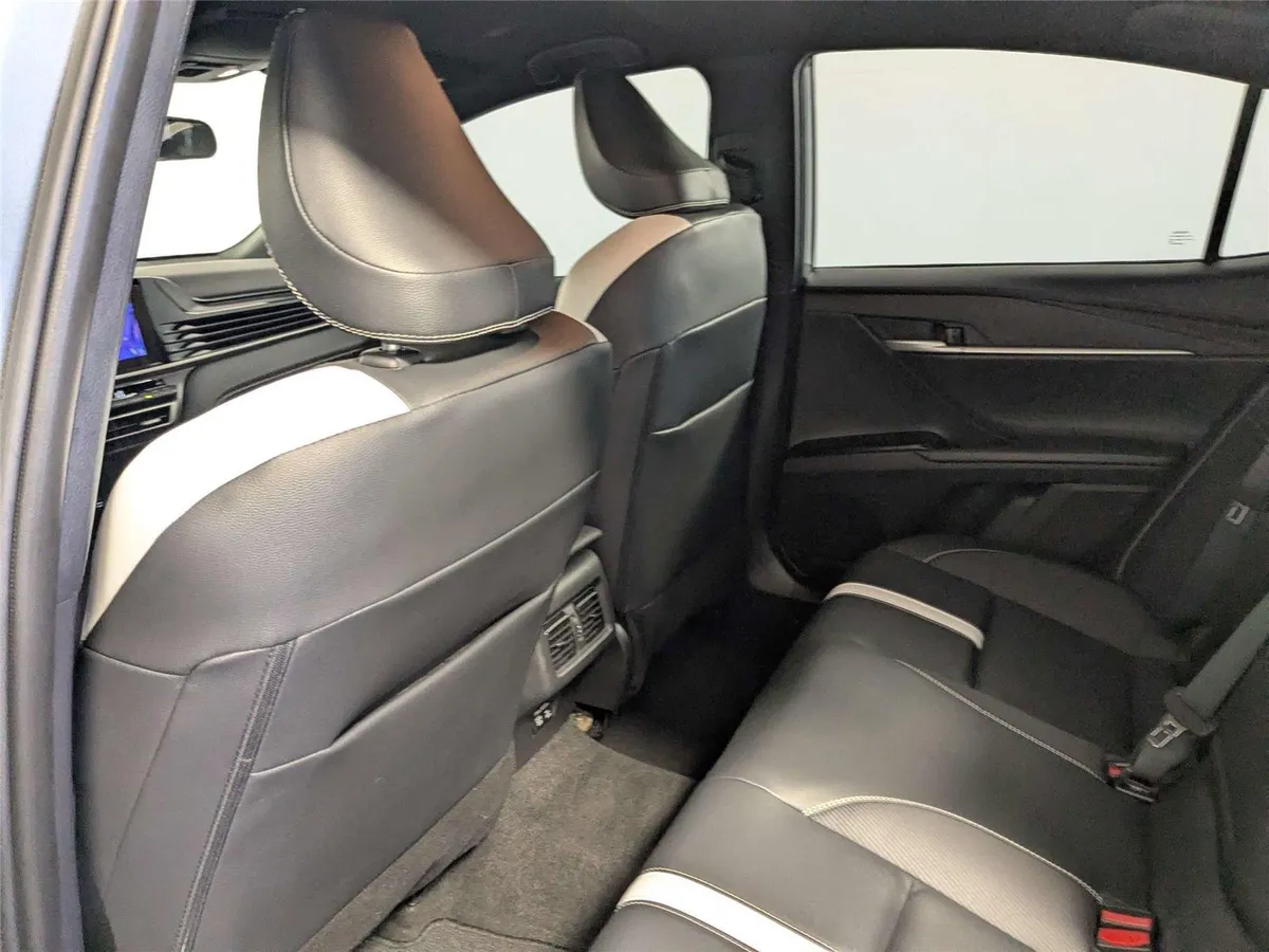 2025 Toyota Camry SE thumbnail 35