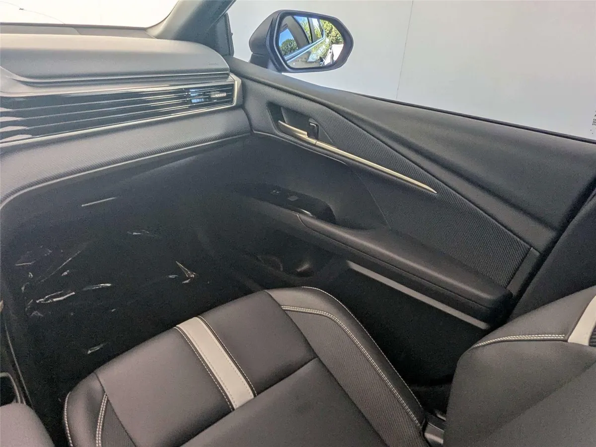 2025 Toyota Camry SE thumbnail 38