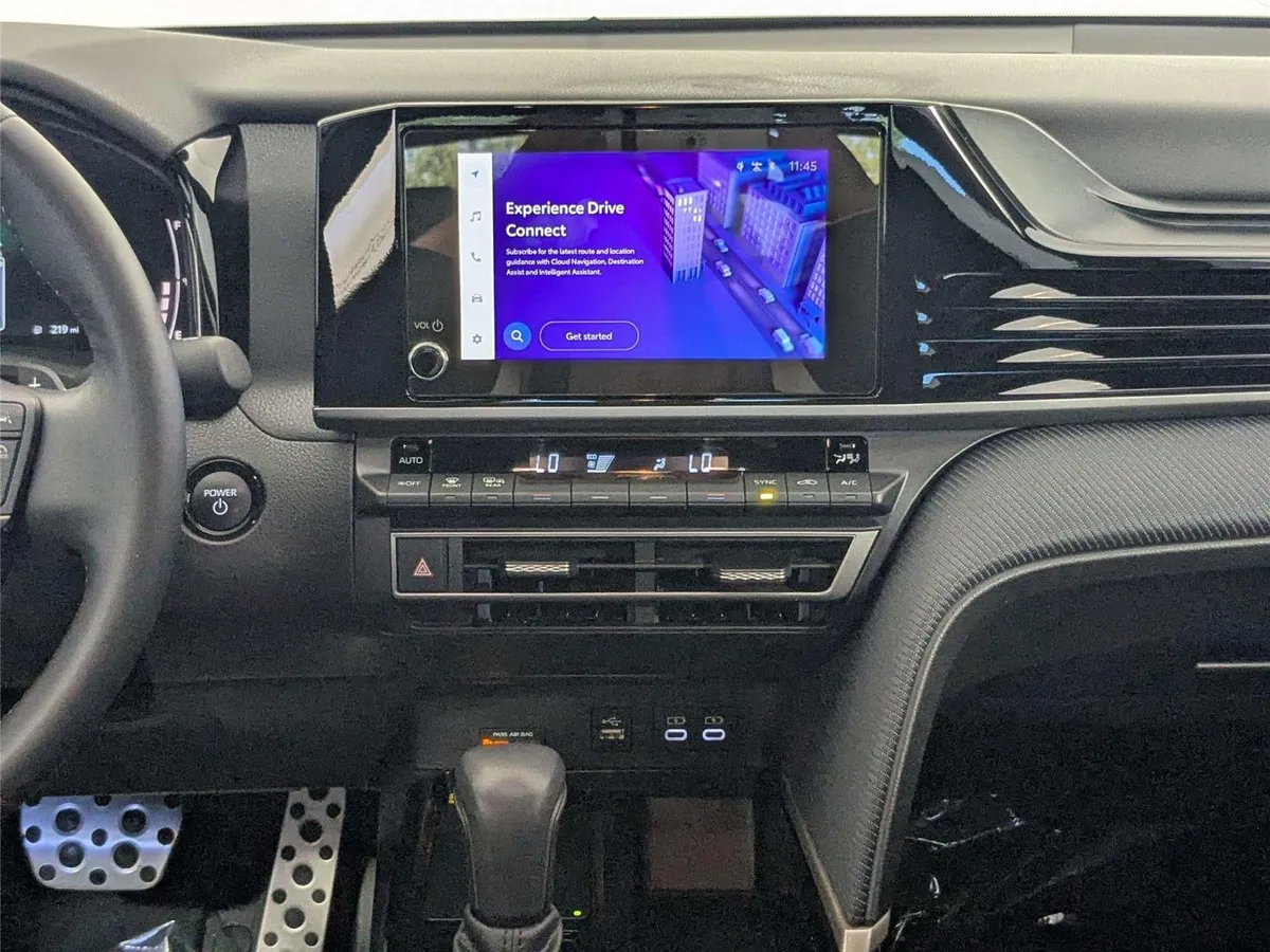2025 Toyota Camry SE thumbnail 39