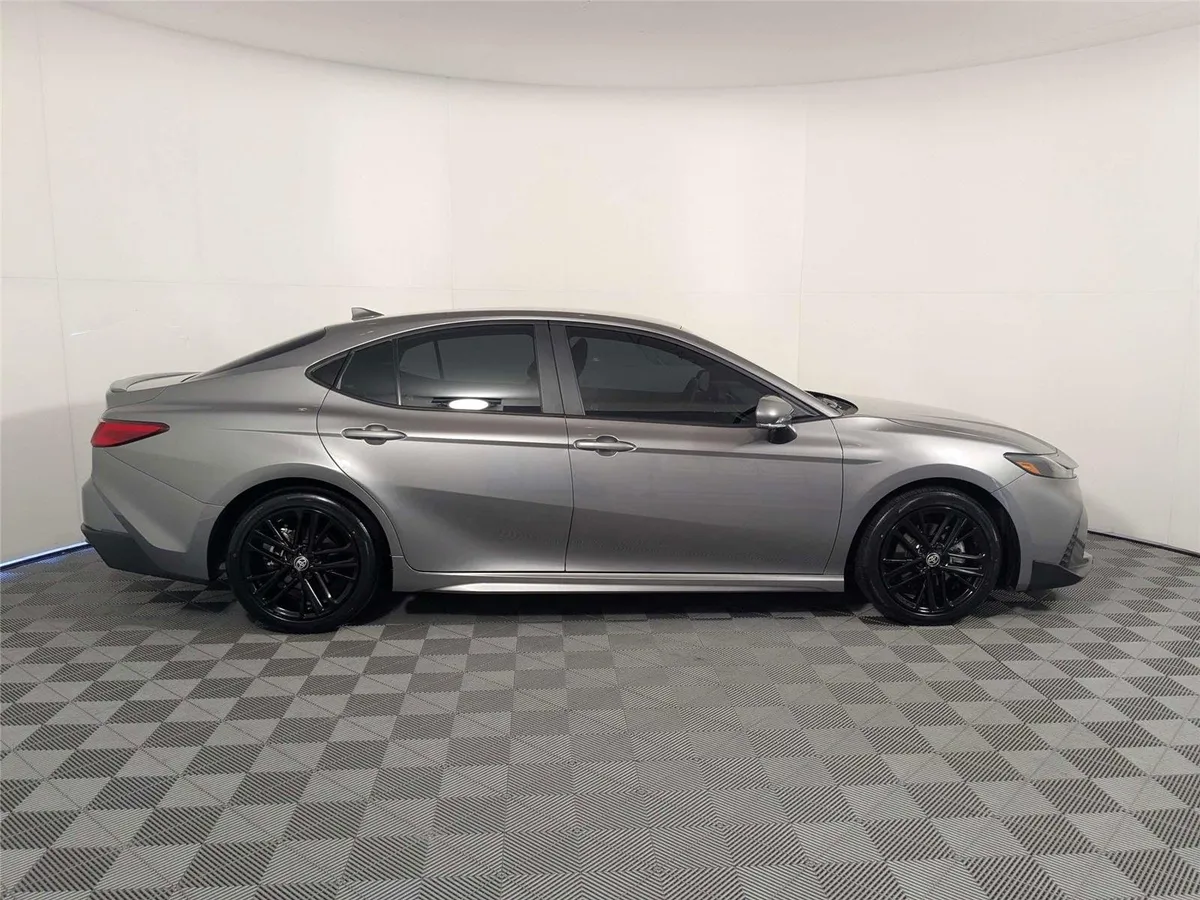 2025 Toyota Camry SE thumbnail 4