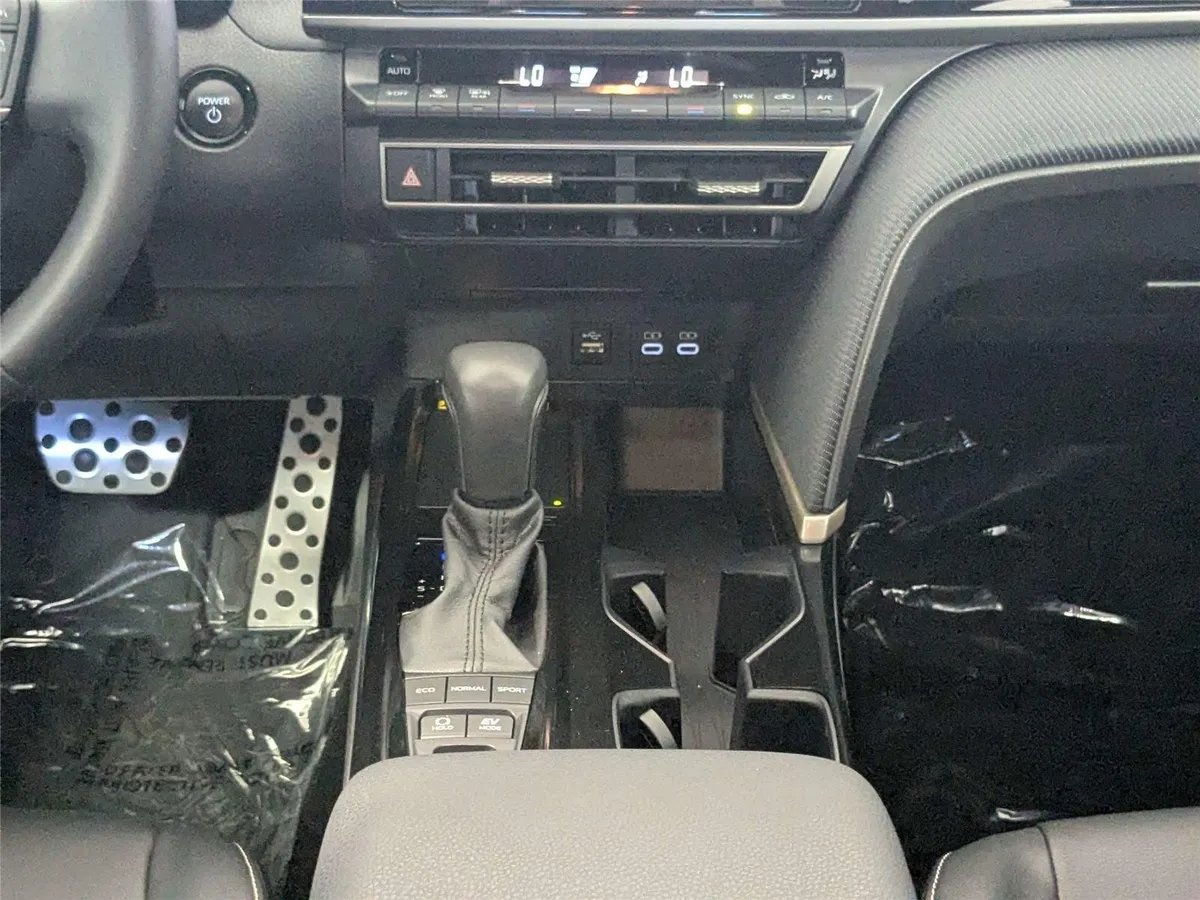 2025 Toyota Camry SE thumbnail 40
