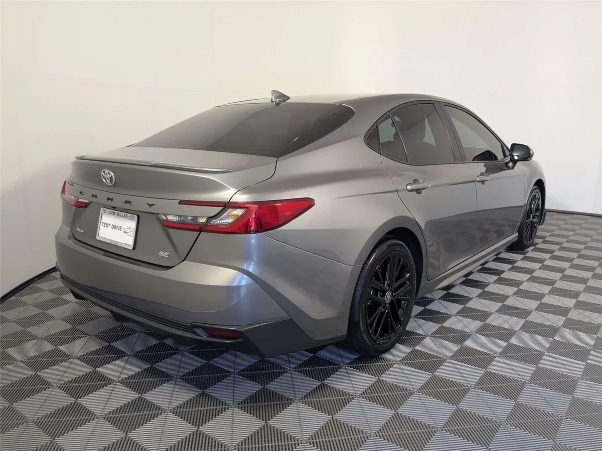 2025 Toyota Camry SE thumbnail 5
