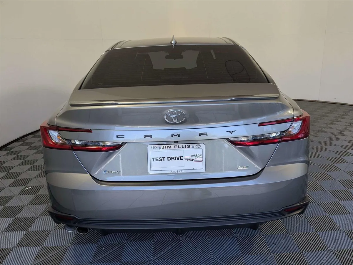 2025 Toyota Camry SE thumbnail 6