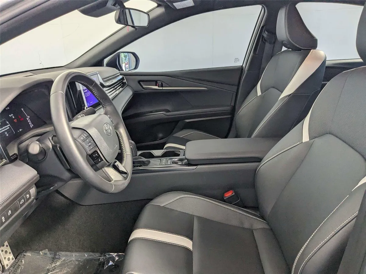 2025 Toyota Camry SE thumbnail 9