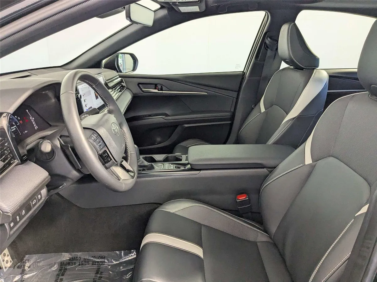 2025 Toyota Camry SE thumbnail 10
