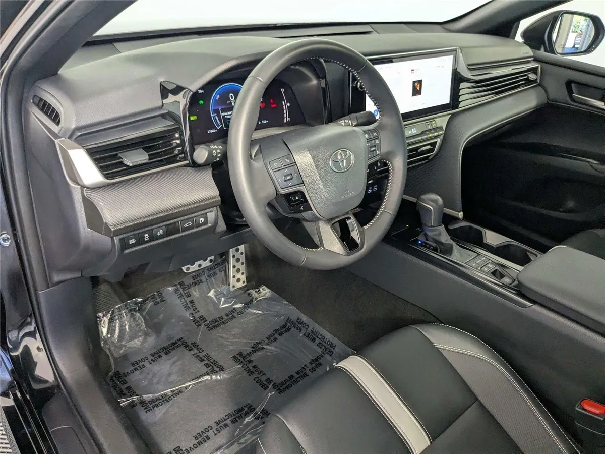 2025 Toyota Camry SE thumbnail 11