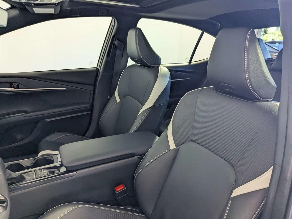 2025 Toyota Camry SE thumbnail 12