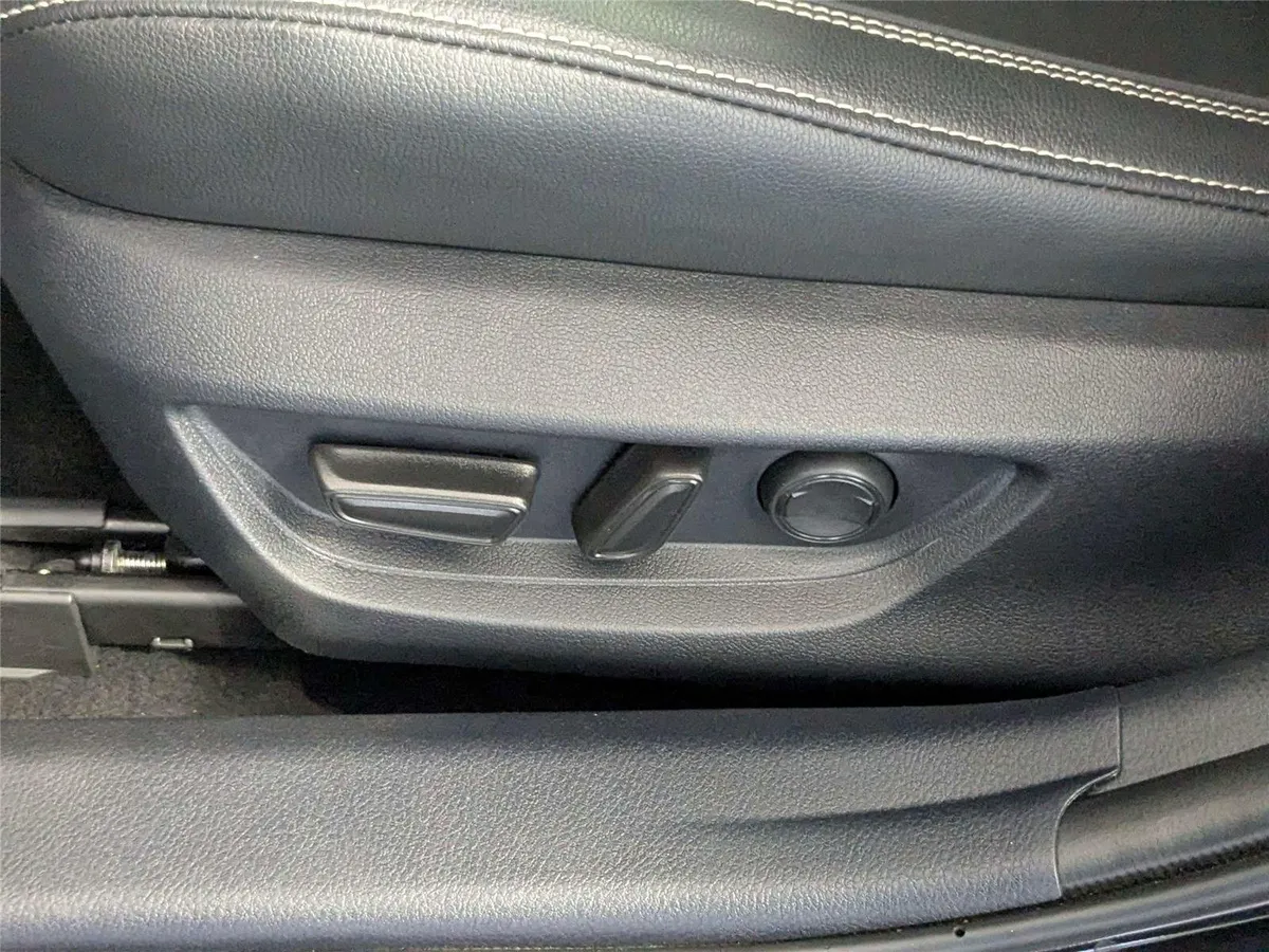 2025 Toyota Camry SE thumbnail 13
