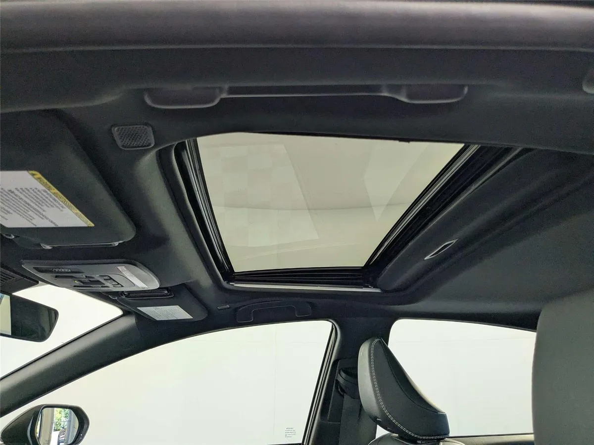 2025 Toyota Camry SE thumbnail 14