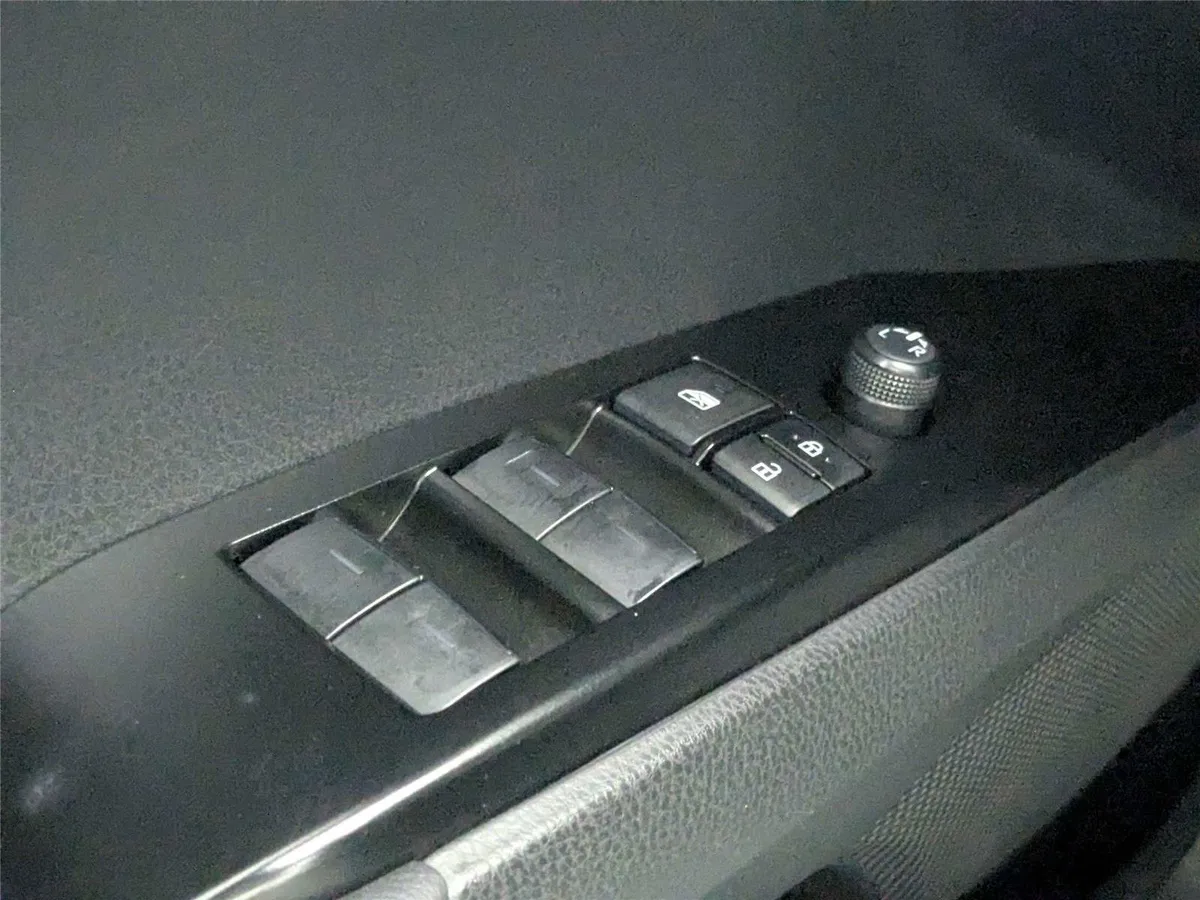 2025 Toyota Camry SE thumbnail 15