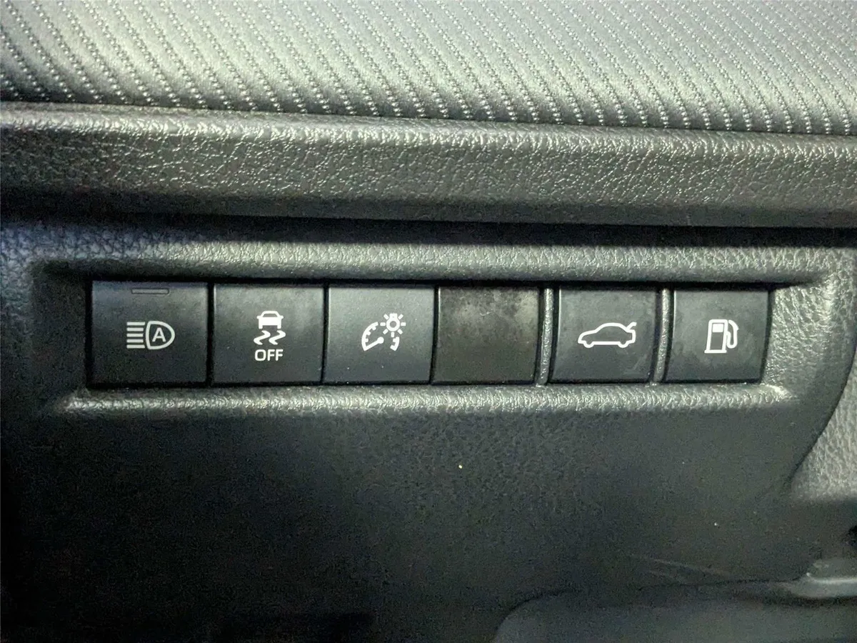 2025 Toyota Camry SE thumbnail 16