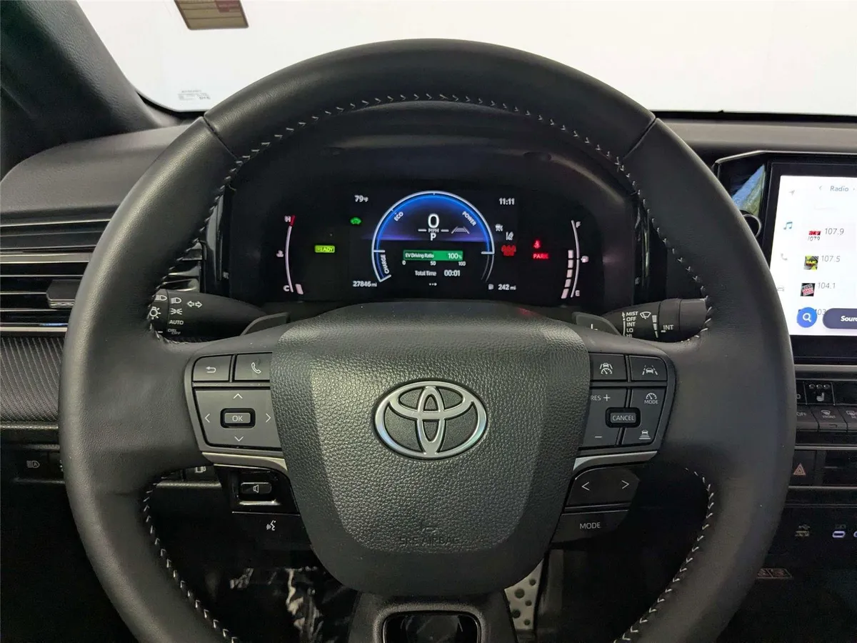 2025 Toyota Camry SE thumbnail 17