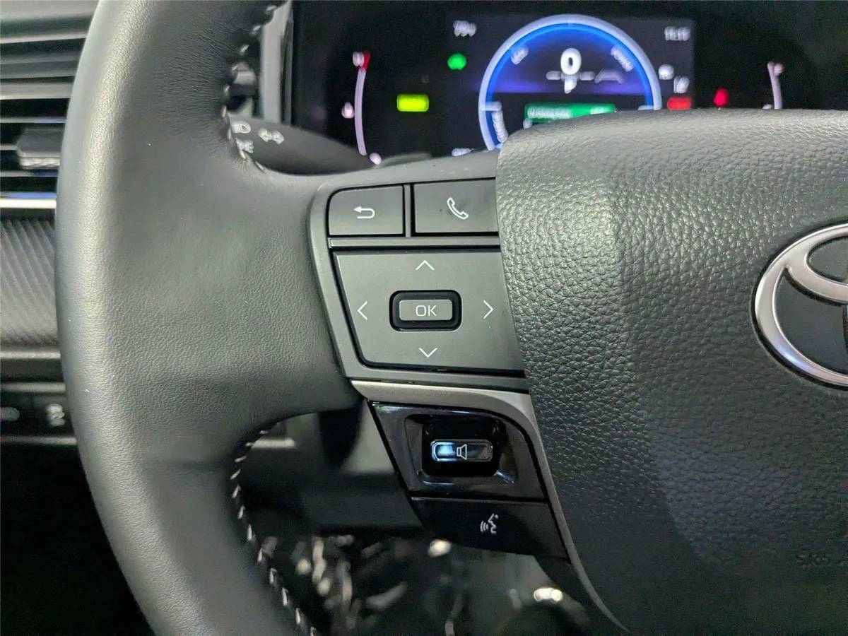 2025 Toyota Camry SE thumbnail 18