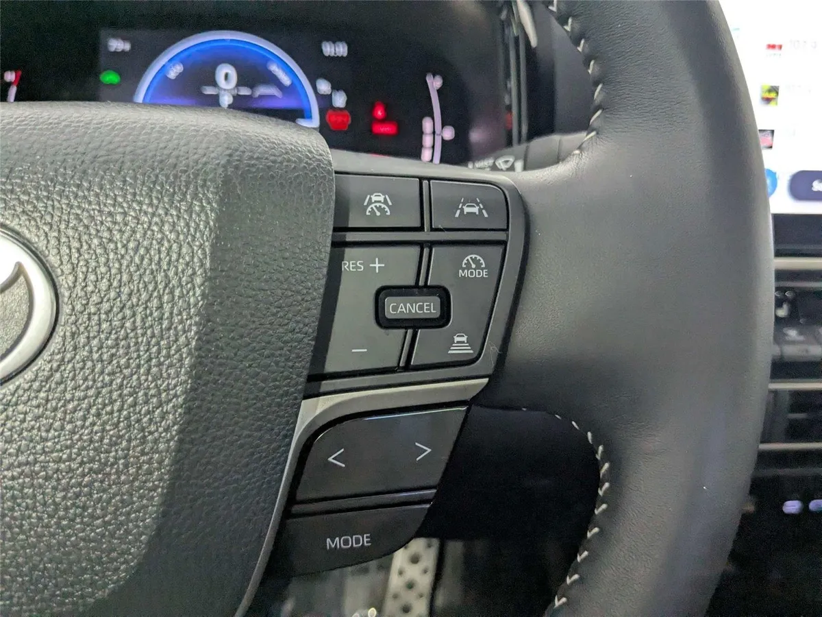 2025 Toyota Camry SE thumbnail 19