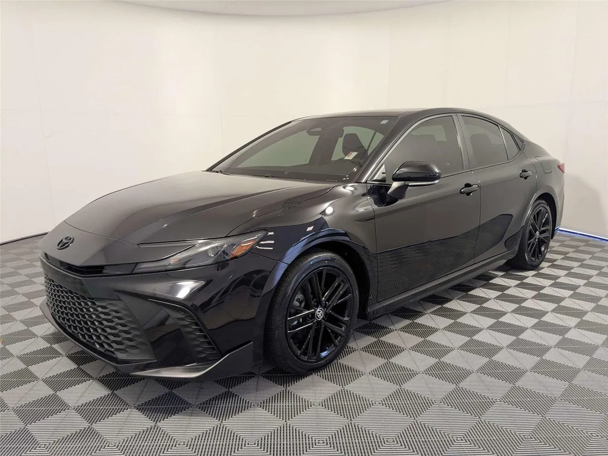 2025 Toyota Camry SE thumbnail 2