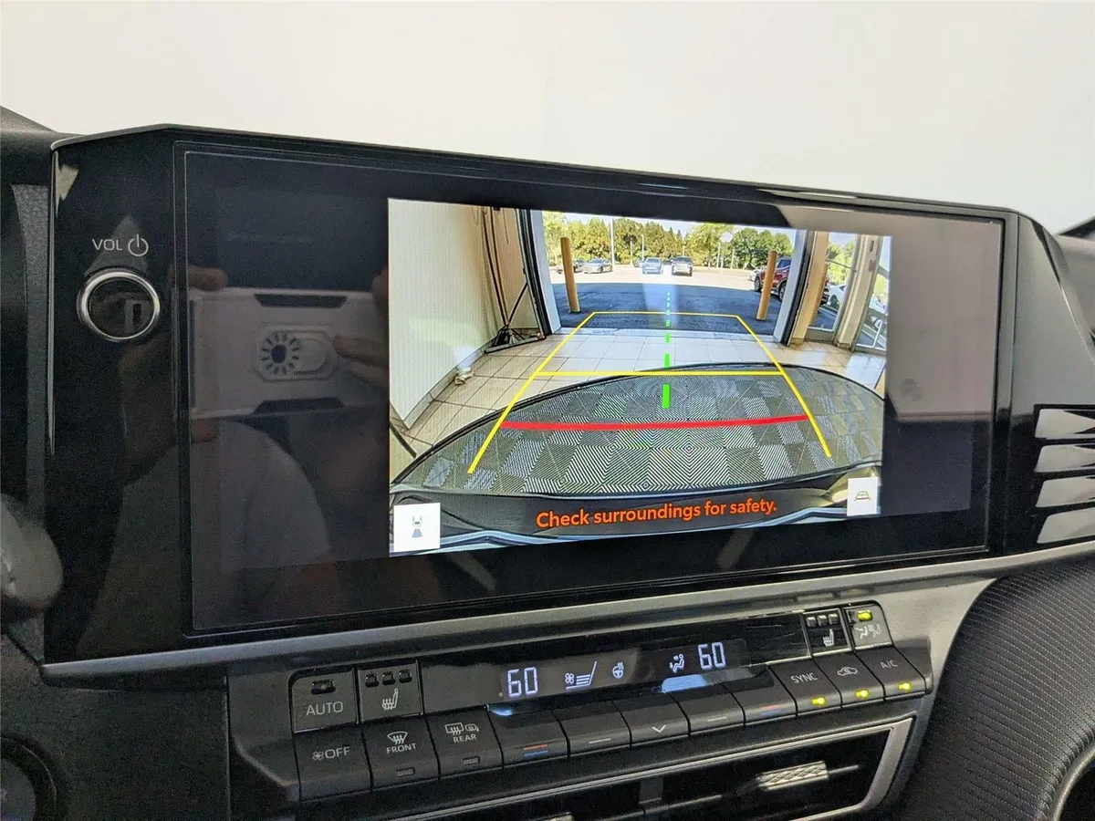 2025 Toyota Camry SE thumbnail 21