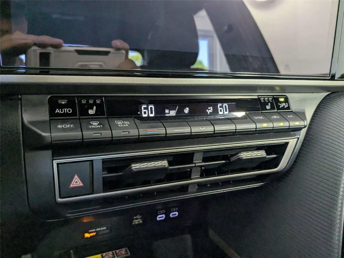 2025 Toyota Camry SE thumbnail 22