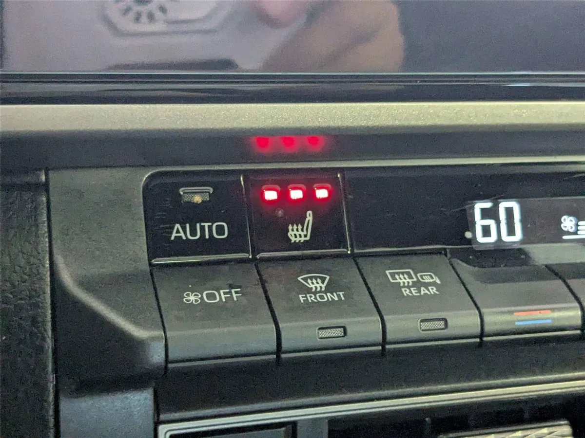 2025 Toyota Camry SE thumbnail 23