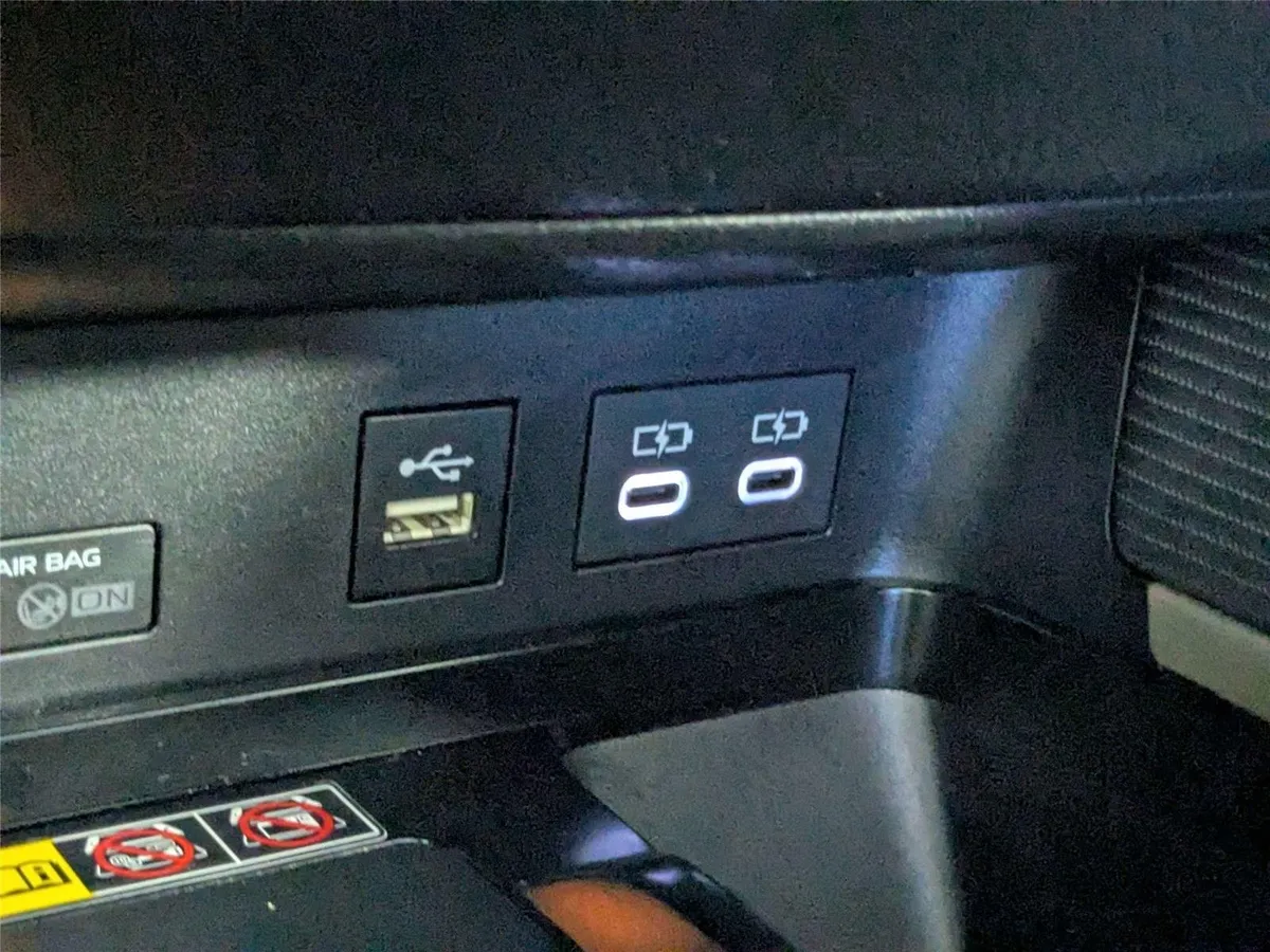 2025 Toyota Camry SE thumbnail 24
