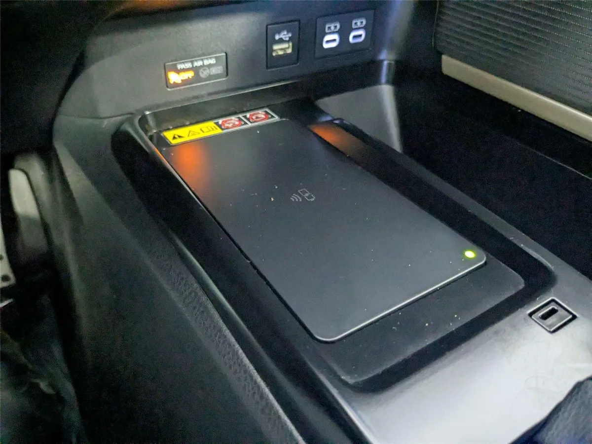 2025 Toyota Camry SE thumbnail 25