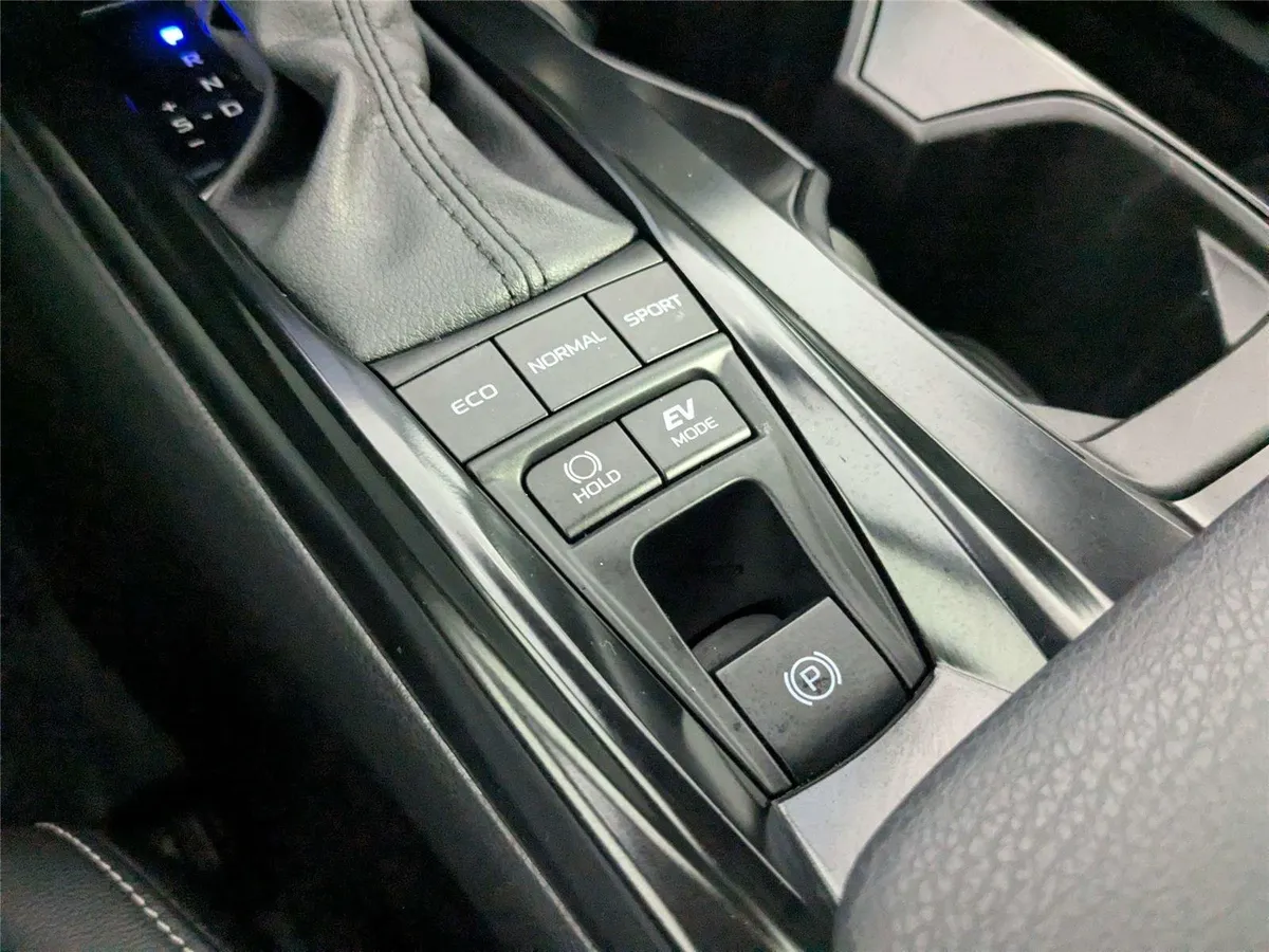2025 Toyota Camry SE thumbnail 26