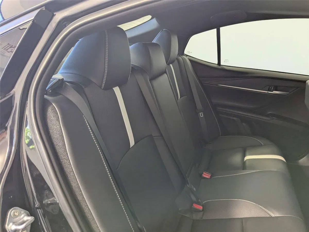 2025 Toyota Camry SE thumbnail 29