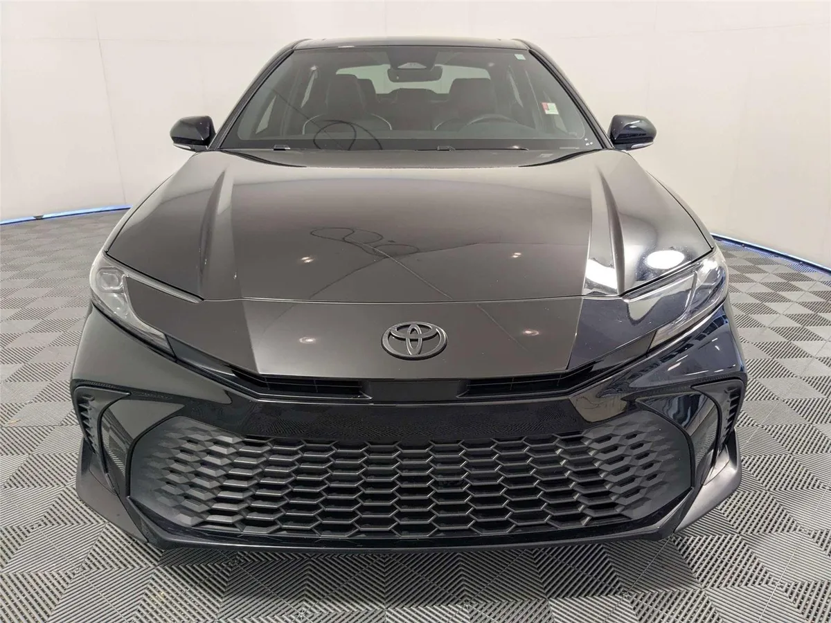 2025 Toyota Camry SE thumbnail 3