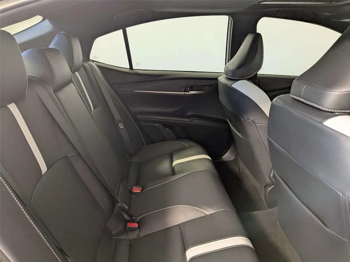 2025 Toyota Camry SE thumbnail 30