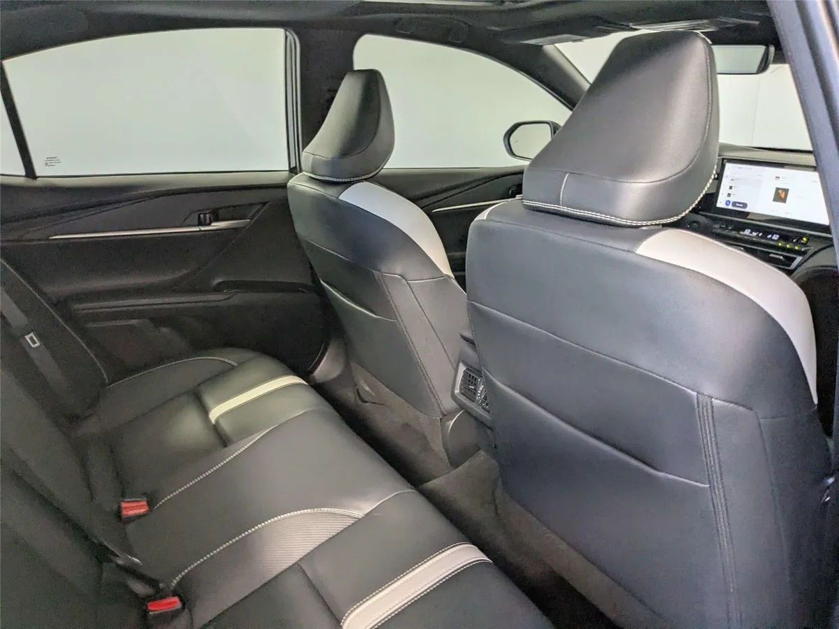 2025 Toyota Camry SE thumbnail 31